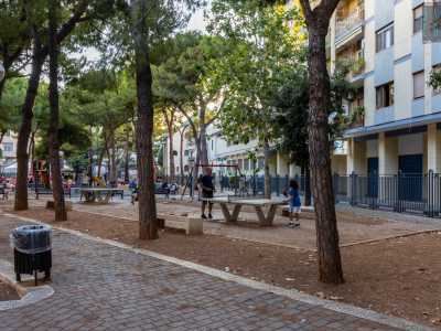 Storico punto di ritrovo diurno per giocatori di carte napoletane, dal 2019 l�area verde conta anche di due tavoli da ping pong...
